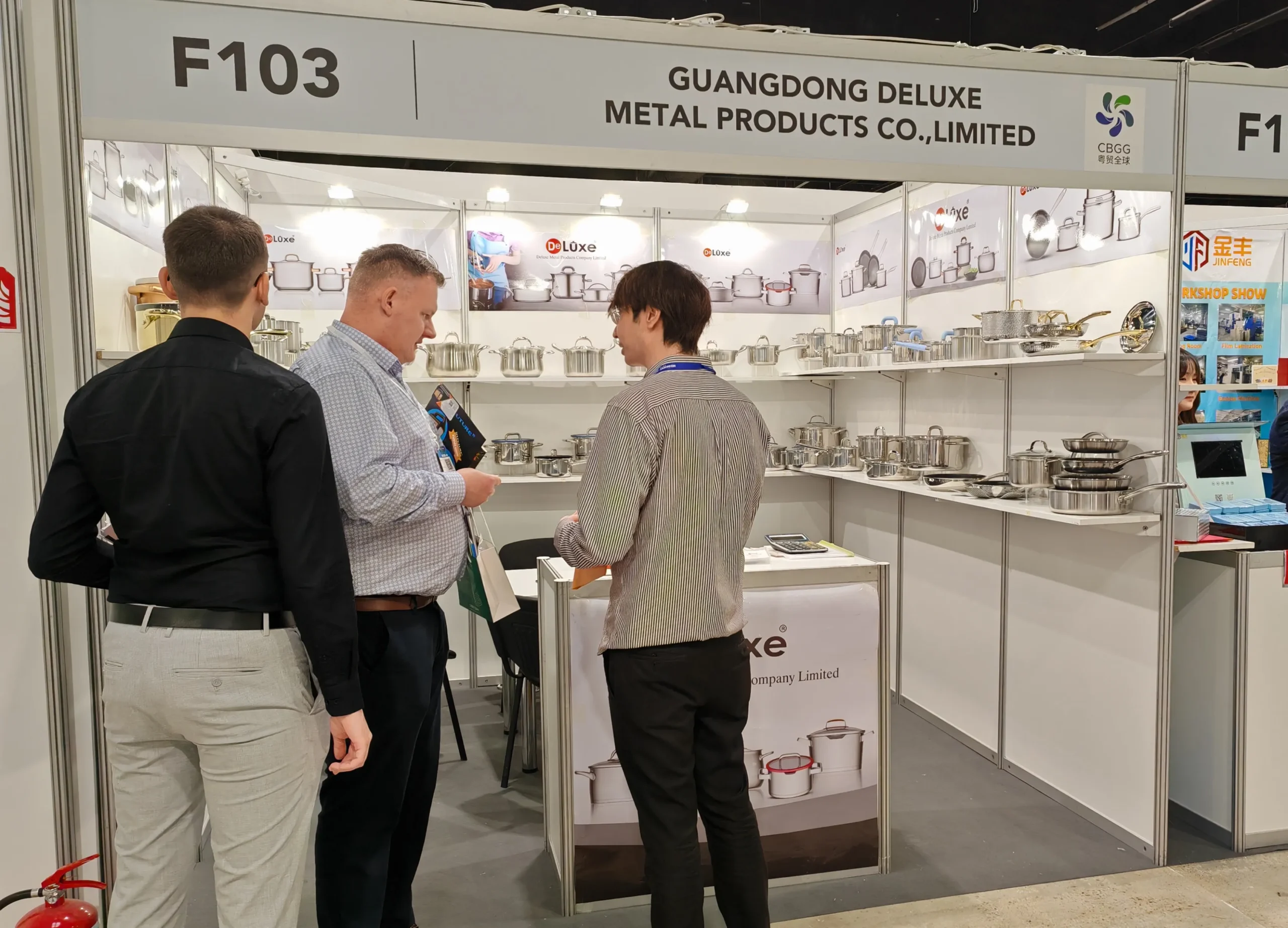 Overseas customers communicate with Deluxe Metal team at kitchenware trade show