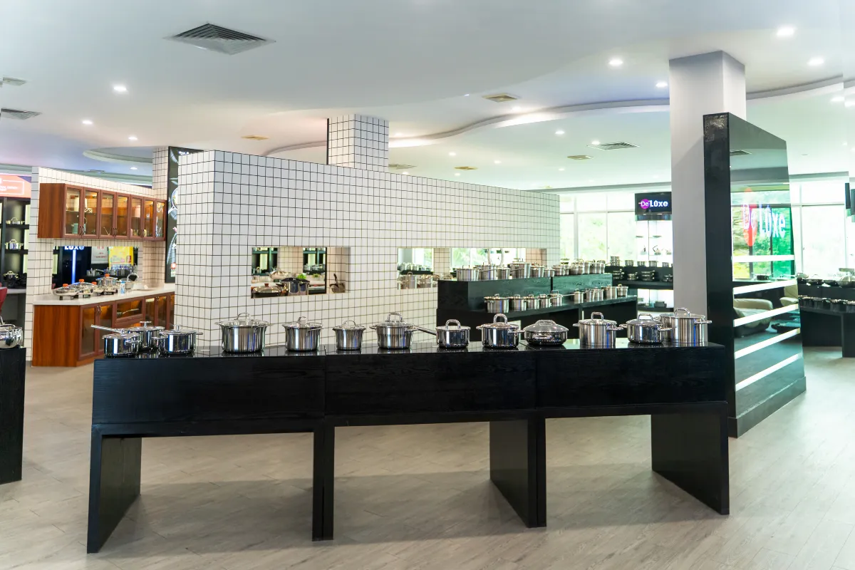 deluxe‑metal‑factory‑cookware‑showroom‑01