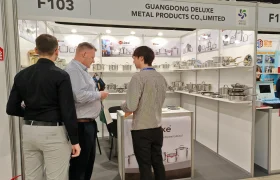 Overseas customers communicate with Deluxe Metal team at kitchenware trade show